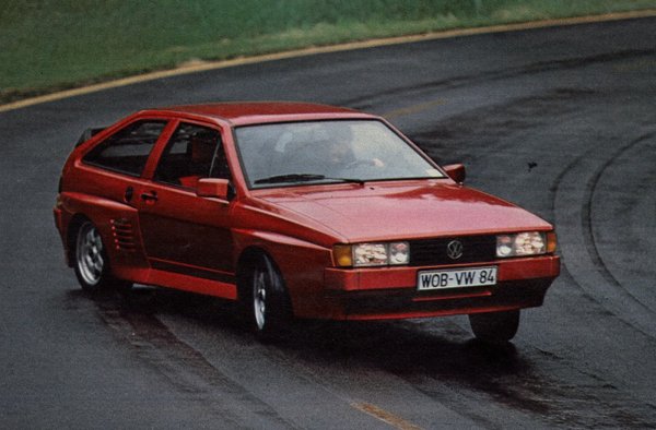 Тъй като Audi е зает с рали състезания и неговото невероятно Quattro, Volkswagen също иска част от блясъка на моделите  със задвижване на четирите колела. По някакъв начин той конструрира Scirocco с два двигателя. И, разбира се, система за задвижване на четирите колела.

Всеки двигател има обем от 1791 коня, работи с две ръчни скоростни кутии с обща връзка. Мощността достига 360 к.с., максималната скорост надвишава280 км/ч. До стотака от място стига само само за 4,5 сек'. VW прави два от тези Scirocco, един за тестване и един като музеен експонат. 